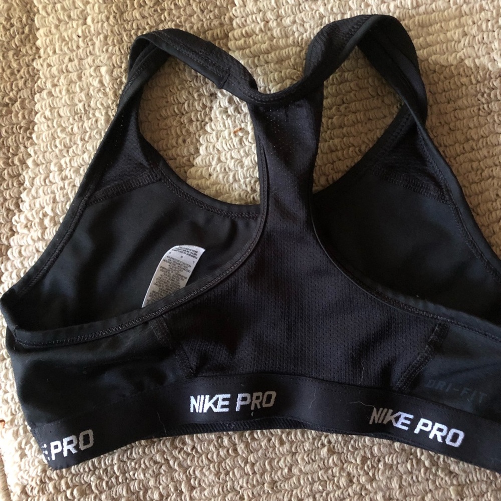 Girls Nike sports bra - Picture 2 of 2